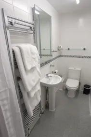 The Poplars Moulton - Bathroom