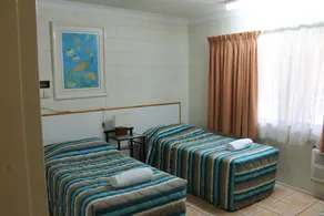 Oasis Inn Apartments - Room