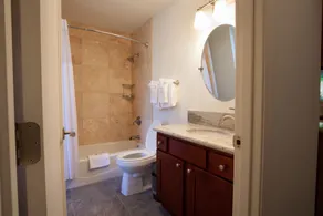 2Br Kauai Kailani Condo, Pool, walk to Ocean & Shops, AC KK117 - Badrum