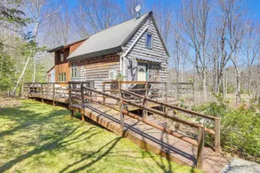 Rustic Searsport Cabin: Loft + Sunroom on 10 Acres - Interiør