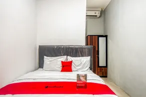 RedDoorz near Graha Cijantung Mall - Room