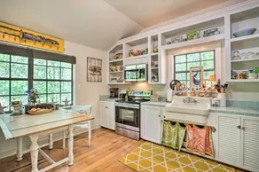 Enchanteresse 'Cabane Whitney' avec plage et ruisseau ! - Intérieur