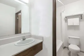 Super 8 by Wyndham Missoula/Reserve St. - Bathroom