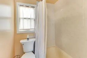 Keansburg Home w/ Private Hot Tub! - Badeværelse