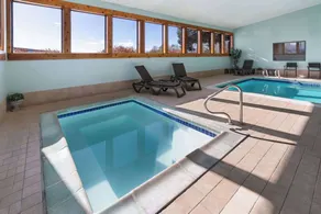 SYLO Hotel Denver Airport, a Ramada by Wyndham - Piscine