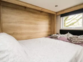 Oak Tree View - Interior