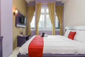 RedDoorz Plus near Stasiun Bekasi - Chambre
