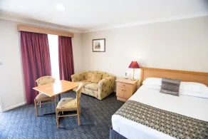 Best Western Plus All Settlers Motor Inn - Room
