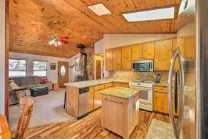 Deck w/ Forest Views: Quiet Twain Harte Cabin! - Interiør