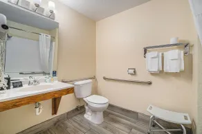 Days Inn & Suites by Wyndham Traverse City - Salle de bain