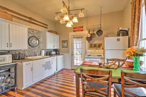Spacious Victorian Home 1/4 Mi to Holiday Valley! - Interiör