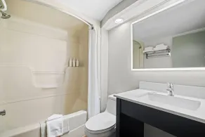Days Inn by Wyndham Utica - Salle de bain