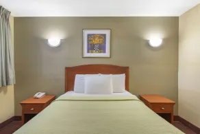 Days Inn by Wyndham Elmsford - Chambre