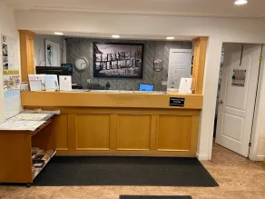 Super 8 by Wyndham 100 Mile House - Reception