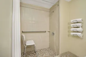 Super 8 by Wyndham Monticello - Baño