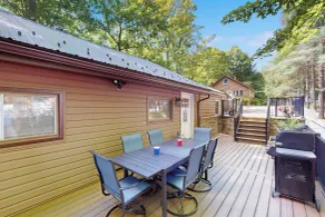 2 BR Lakefront House w/ Hot Tub in ADK Park - Interiör