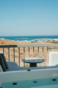  Mr and Mrs White Paros Suites and more - Vue de la chambre
