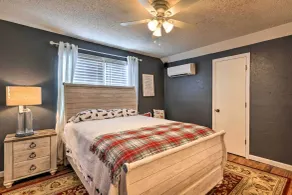 Junction City Home: Large Yard & Deck! - Værelse