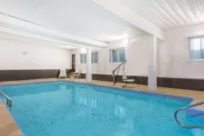 Days Inn & Suites by Wyndham Bridgeport - Clarksburg - Pool