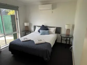 The Oaks Hotel Motel - Room