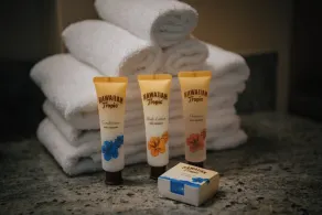 Pacific Monarch Hotel - Bathroom