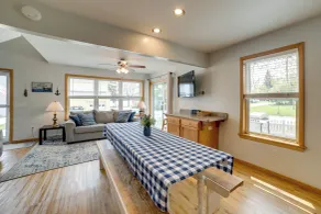 Walk to Beach, Lake Edinboro Views: 'camp Dickson' - Interiör