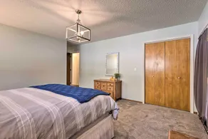 Grand Rogers Lake Home w/ Game Room & Scenic Views - Værelse