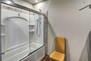 Sleek Wytheville Apartment Near Food + Drink! - Interiör