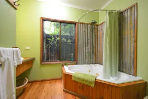 Crater Lakes Rainforest Cottages - Badeværelse
