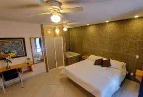 Los Alcatraces - Room
