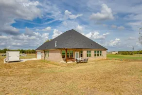 Covered Patio & Yard: Texas Escape in Keene - Interiör