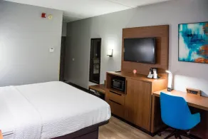 La Quinta Inn & Suites by Wyndham Fayetteville I-95 - Room