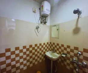 H K Residency Near Kalakshetra - Bathroom