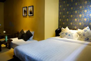 Old Capital Bike Inn - SHA Certified - Chambre