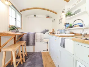 Gwithian Shepherds Hut - Private kitchen