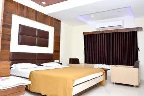 The New Holiday Inn - Room