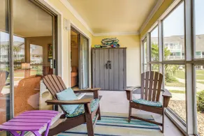 Emerald Isle Condo Near Beach w/ Screened Porch! - Interior