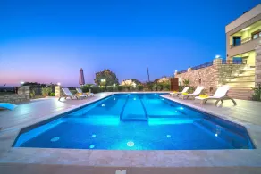 Karyo Villa,- 4bd, 3min On Foot From The Beach! - Piscina