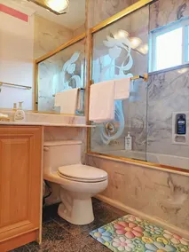 Warm Home in Vancouver - Bathroom