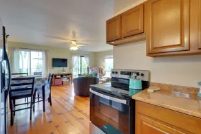 Breezy Kailua-Kona Bungalow w/ Lanai & Ocean View! - Interior
