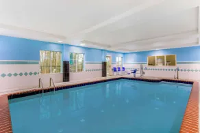 La Quinta Inn & Suites by Wyndham Fultondale Birmingham N - Piscine