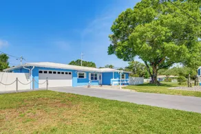 NY! Färgglada Canalfront Home w / Boat Dock & Yard! - Interiör