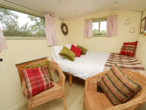 Tilly Gypsy-style Caravan Hut - Zimmer