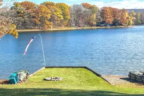 Family Friendly! Lakefront Tully Getaway w/ Porch - Interiör