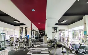 Modern Heights 2BR at The Edge Bandung Apartment By Travelio - Fitnessbereich