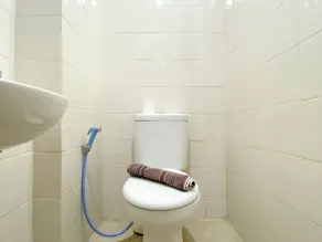 Homey and Simply 2BR at Lagoon Bekasi Town Square Apartment By Travelio - Badeværelse