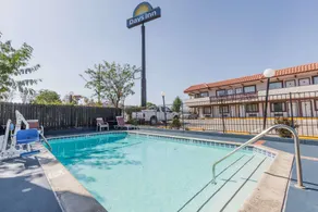Days Inn by Wyndham Castaic Six Flags Magic Mountain - Piscine