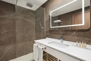 Ramada by Wyndham Izmir Aliaga - Bathroom