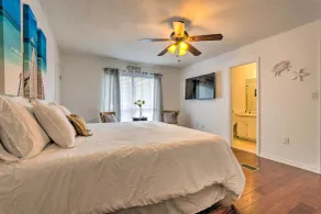 Updated Townhome w/ Deck ~ 12 Mi to Beaches! - Værelse