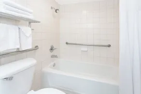 Days Inn by Wyndham Adel I-75 - Badezimmer